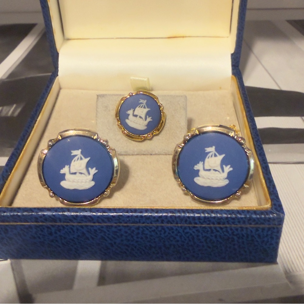 Jasperware Blue and Gold Cufflinks and Tie Clip Set